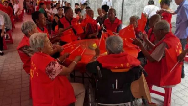 一周年暖心答卷----原平市崞阳镇中石寺村爱心食堂让农村老人吃出幸福味开办一年间服务老年群众约1.2万人次在解决吃饭问题的基础上有效丰富了老年人精神文化生活