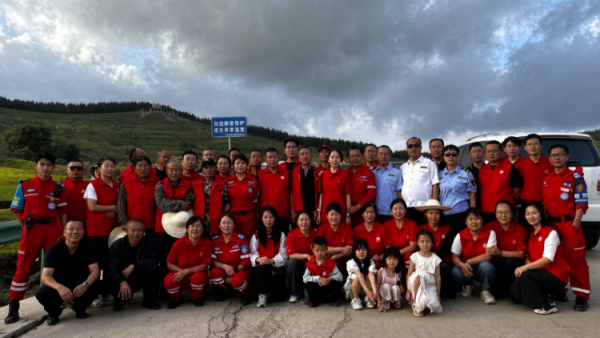 厚植绿色底色守护表里山河 | 全国生态日吕梁市中志协救援队志愿者共护西华镇万亩草原疏导通行规范停车俯身捡拾藏匿于草窠坡地的塑料瓶包装袋不留一处卫生死角