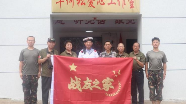 八一建军节长治战友之家的战友们来到壶关县后脑村慰问最美退伍军人牛何松并参观了他的英雄事迹展览馆和工作室大家都深受感动