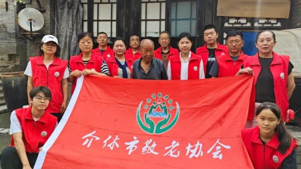介休市敬老协会走进洪山镇北两水村84岁李光成老人家中为老人打扫室内外卫生剪指甲洗漱理发刷洗锅碗瓢盆做饭包饺子
