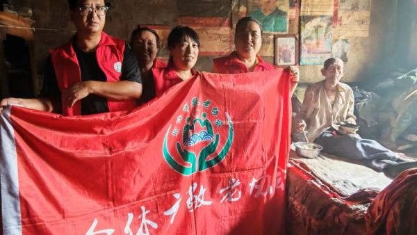 介休市敬老协会志愿者在绵山镇焦家堡村入户85岁张雄飞老人家中为老人打扫室内外卫生理发刷洗锅碗瓢盆、做饭包饺子