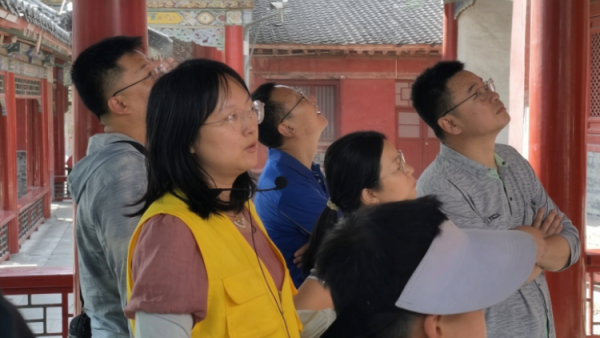 长治文保志愿者助力省运会在城隍庙开展义务讲解向来自各地的游客介绍城隍庙的历史与文化展现长治本地文化魅力也展现了长治志愿者的服务风采与本地文化底蕴