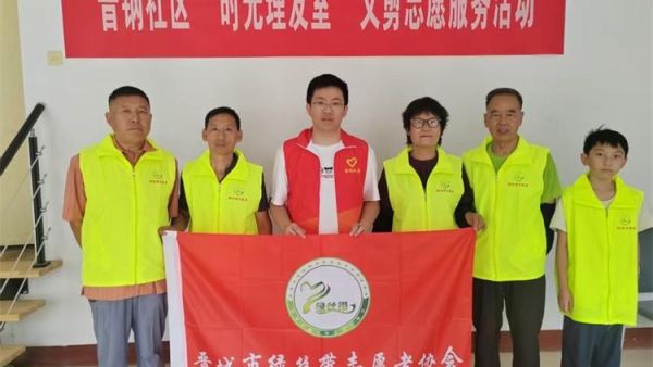 一把剪刀传温情｜晋城市绿丝带志愿者协会走进晋钢社区开展爱心义剪服务服务社区居民用手艺送温暖用行动传爱心