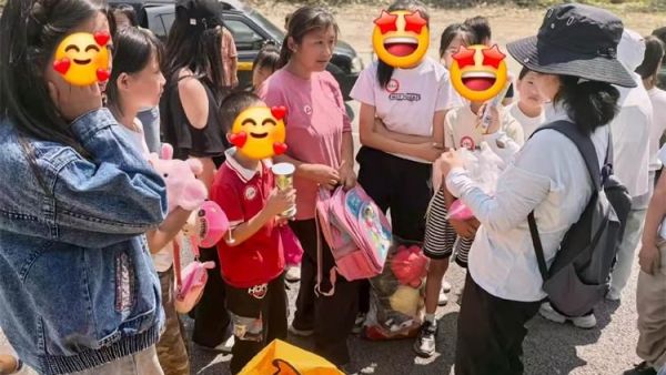 太原市龙城义工协会给五台县石咀村爱心物资发放顺利完成募集的衣物鞋子书籍和玩具已经送到乡亲们手中感谢志愿者们每一份沉甸甸的善意