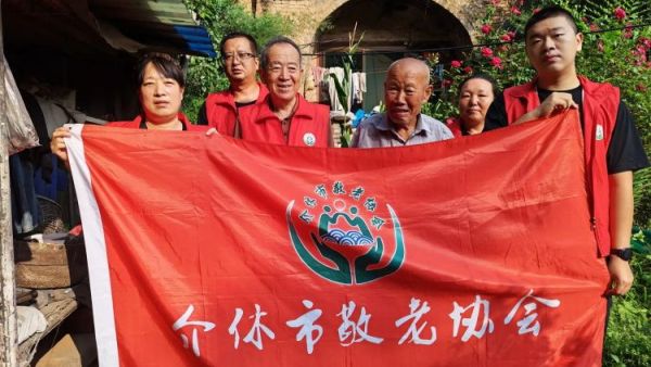 介休市敬老协会志愿者走进绵山镇常乐村88岁乔玉琪（现居住董家庄）老人家中为老人打扫室内外卫生做饭包饺子一场敬老志愿行一次贴心陪伴