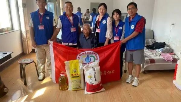 致敬最可爱的人----长治市小雨点公益志愿者协会的志愿者来壶关县树掌镇神北村看望九十七岁高龄的抗战老兵杨良顺去潞州区店上镇枣臻村看望99岁高龄的抗战老兵元占旗