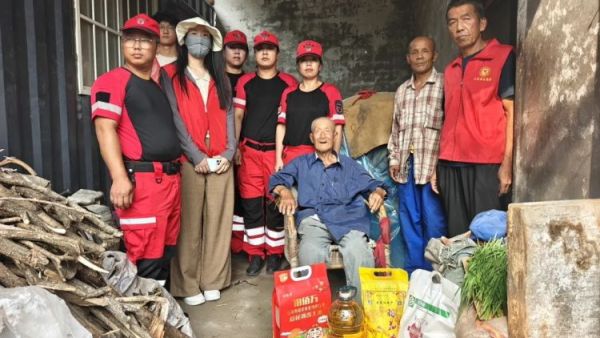 四年风雨兼程只为赴一场五年之约----忻府区蓝盾应急救援队团支部再赴三交镇将米面油等生活物资送到困难家庭老人手中的同时更将不放弃不抛弃的信念注入他们的心间