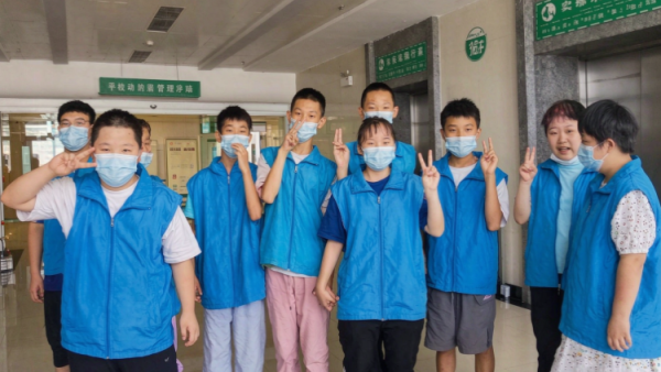 让爱行走一次特别的医院开放日----朔州市大医院组织朔州市慧恩尚德乐机构的残障儿童参观访问朔州市大医院医生志愿者告诉他们疾病是可以改善的康复是有希望的