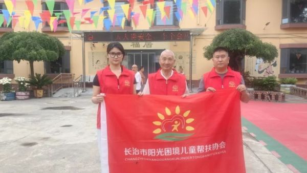 浓浓敬老情情暖夕阳红----长治市阳光困境儿童帮扶协会组织志愿者走进下秦敬老院暖心服务为老人理发坐在老人身边唠家常