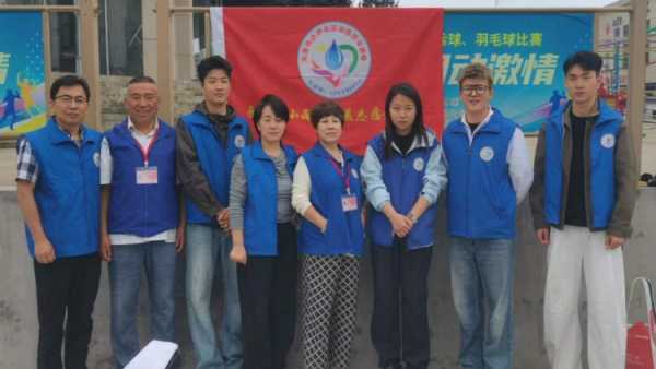 义剪义不容辞|8月29日长治市小雨点公益志愿者协会为生活在轴承北院南院的老年人进行义务理发活动