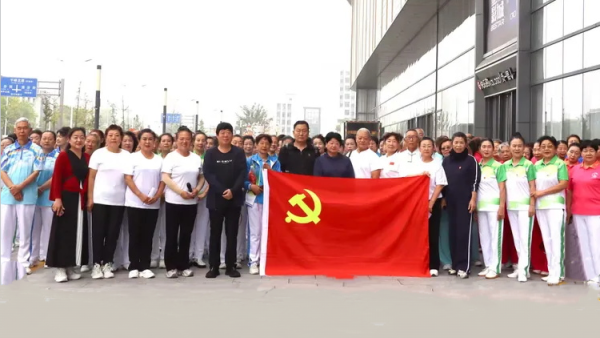 不忘初心跟党走携手争做排头兵----太原市广场舞协会组织500名健身爱好者齐聚太原市万柏林区吾悦广场开展了一场主题党日活动把全民健身的热乎气种进这片商圈的烟火里