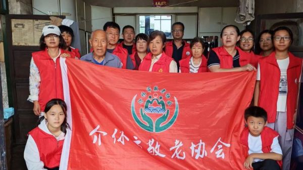 介休市敬老协会志愿者走进义安镇礼世村入户探访81岁张连胜老人家中为老人打扫室内外卫生刷洗锅碗瓢盆理发做饭包饺子