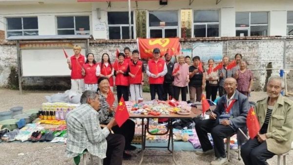情系桑院传大爱走访慰问暖民心----忻州市爱心公益协会走进五台桑院村开展慰问活动对在四户生活困难家庭开展走访慰问把暖心物资和文艺欢乐送到大山深处的乡亲身边