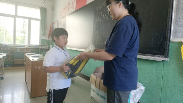 开学暖童心爱心跨山海｜长治市善泽留守困境儿童救助协会为陕西省安康市宁陕区小学的困境儿童送上开学大礼为广西玉林市博白县英桥镇杨村一户特困家庭捐上爱心物资