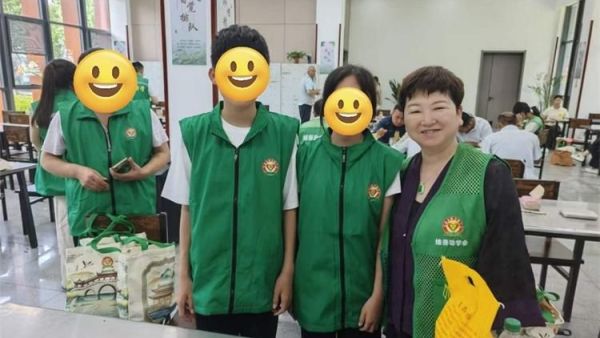 纸短情长礼载心意----长治市维善助学会受助学子致谢爱心资助人孩子们与资助她们的蒋锦斌女士温馨合影镜头定格温情瞬间记录下爱心双向奔赴的美好画面