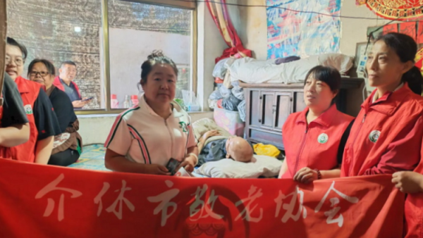 介休市敬老协会组织志愿者走进张兰镇史村入户探访史村92岁宋章老人家为老人打扫室内外卫生做饭包饺子