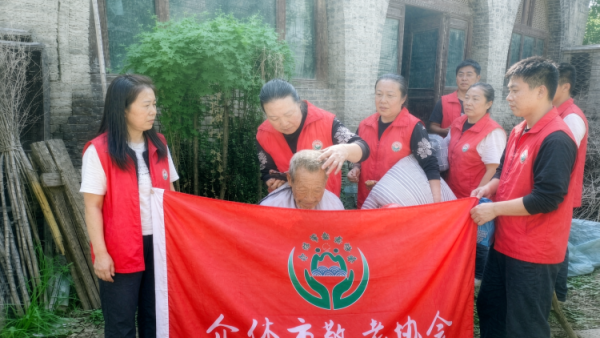 介休市敬老协会志愿者走进张兰镇下李候村入户探访84岁张乾文老人家为老人打扫室内外卫生刷洗锅碗瓢盆理发做饭包饺子把实实在在的关怀送到老人身边
