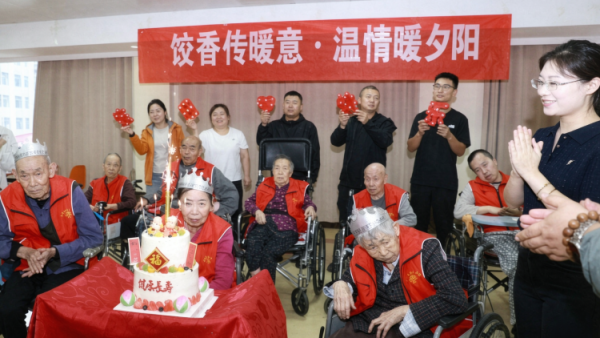 饺香传暖意温情暖夕阳----吕梁市阳光社区联合吕梁市自然资源局走进养老院开展敬老主题活动有热闹温馨的文艺展演为本月过生日的老人们举办了温馨的集体生日会