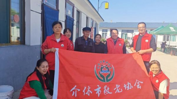 介休市敬老协会志愿者在龙凤镇西宋壁村入户探访83岁侯永禄老人家为老人擦玻璃打扫室内外卫生刷洗锅碗瓢盆做饭包饺子