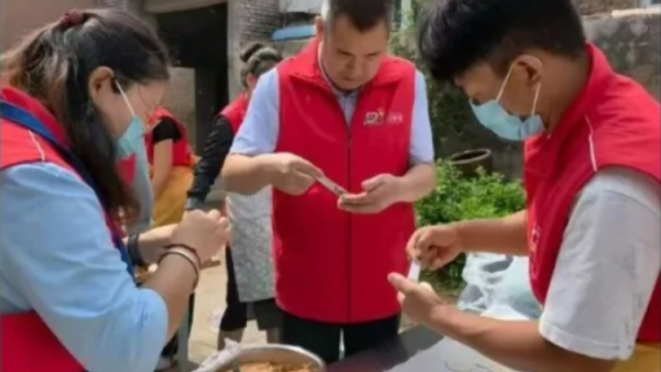 情暖童心送关怀志愿入户伴成长----盐湖区志愿者协会阳光成长关爱困境儿童公益服务项目走访慰问五年级学生小芮及其母亲通过入户清洁生活照料情感陪伴和物资慰问为这个家庭送去实实在在的关怀与温暖