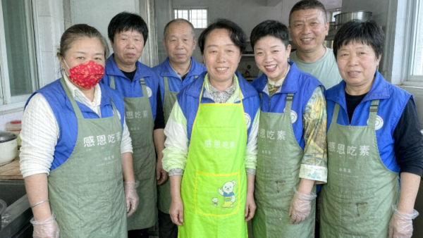 手工爱心月饼情暖敬老公益行----长治市雨花斋二部负责人王新丽带领思源公益志愿者们来到老军庄村亲手为长治市雨花斋二部的老人们制作爱心月饼提前送上节日的祝福与关怀