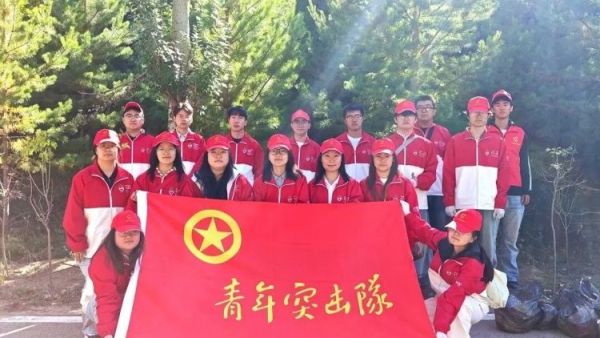五寨青年志愿者以志愿之力擦亮生态底色----共青团五寨县委组织青年志愿者参与五寨沟风景区公益清洁活动共同维护景区整洁优美的游览环境