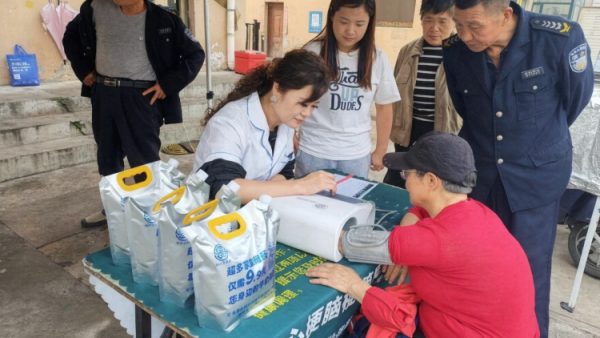 志愿服务进社区健康活动暖人心----2026年9月21日介休市敬老协会在北关街道文峰街社区瑞达小区为社区所有老人爱心理发义诊等贴心服务让每一位老人都能被温柔以待