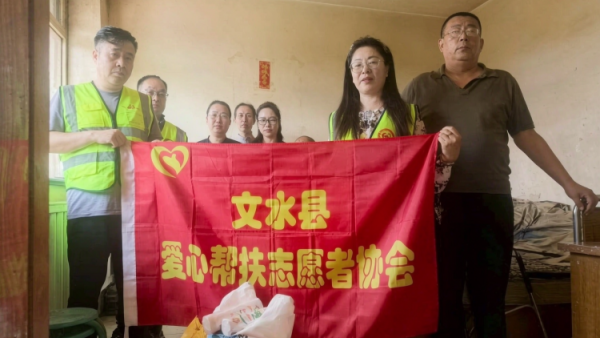在中秋佳节来临之际文水县爱心帮扶志愿者协会志愿者走进西宜亭村慰问困难群众孟秀山老人为他送上节日的问候与美好祝愿