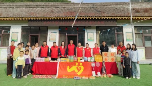 月圆中秋送温情----忻州市爱心公益协会赴台怀镇开展中秋慰问活动走进台怀镇杨柏峪小学给孩子们送上月饼与节日祝福传递社会温情