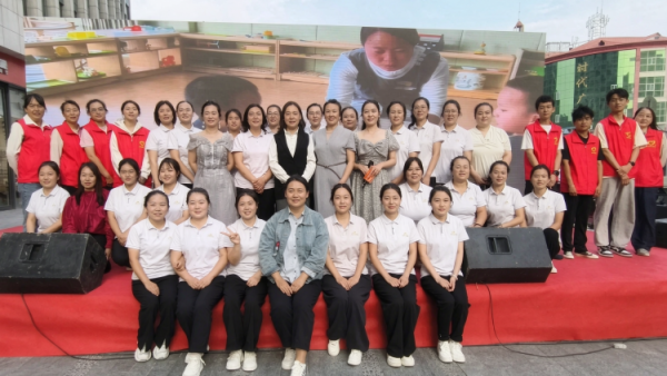 宏泰广场上的志愿红守护萌娃欢乐时刻----受离石区托育综合服务中心邀请吕梁市离石区青年志愿者协会组织志愿者参与离石区普惠托育安全护幼托育服务宣传月启动仪式保障工作