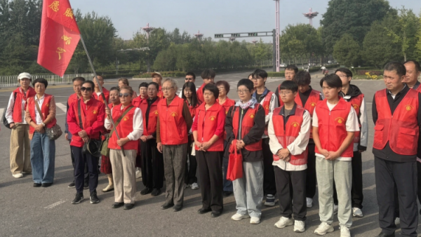 垃圾不落地雷锋伴我行----山西省学雷锋志愿服务总队和太原市维护企业合法权益联合会开展垃圾不落地城市更美丽文明实践志愿服务活动清洁城市环境传承奉献精神