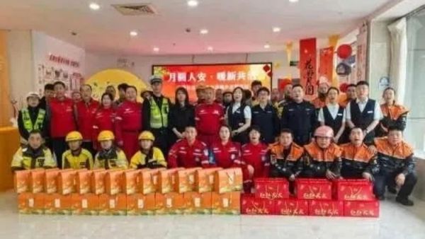 月圆共叙邻里情志愿聚力启新程----吕梁市中志协救援队受邀参加昌茂社区中秋主题共建活动社区对吕梁市中志协救援队一年来扎根社区开展各项公益服务给予肯定向队伍代表送上中秋礼包