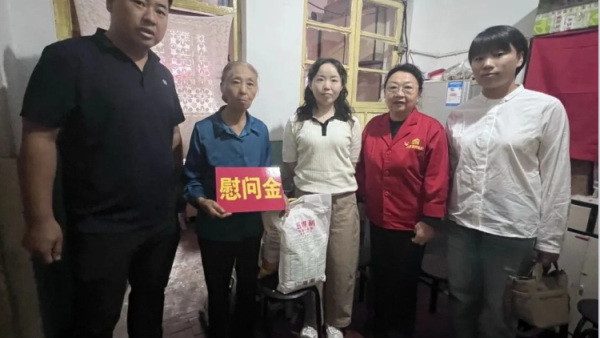 同庆中秋温情走访暖人心----太原市煤机社区比家美养老服务中心与黄陵街办、煤机社区联动关爱失独家庭为老人送上米面等生活物资以及慰问金切实缓解生活所需