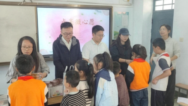 月亮还没圆孩子们的心愿先圆了----共青团晋城市委、晋城市慈善总会、兴业银行晋城分行、晋城市青年志愿者协会共同开展圆梦微心愿活动走进阳城县特殊教育学校和白桑镇完小把节日的问候与心愿礼物送到孩子们身边