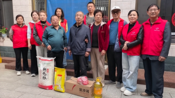 金秋送爽丹桂飘香公益行----长治圆梦公益组织志愿者奔赴长子县南漳镇酒村开展爱心帮扶公益活动为村里9户困难家庭送去米面油以及中秋月饼等物资把关怀与节日的温情送到困难群众家中