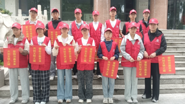 月圆中秋守平安志愿护航文明路----临汾市文明交通志愿者协会的志愿者们主动放弃团圆时光坚守岗位履职尽责用志愿力量守护市民出行平安