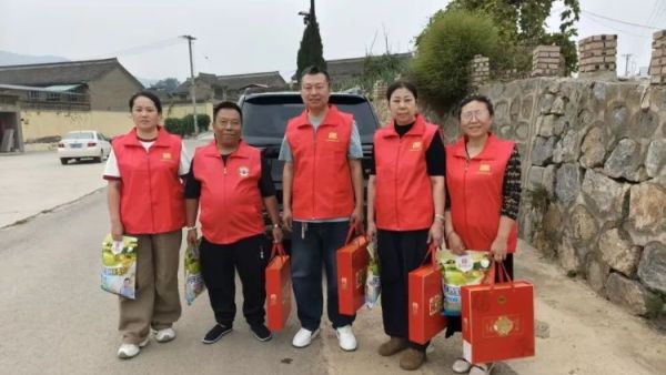 幸福敲门温暖到家----晋城市为老服务协会联合多方志愿力量联动开展中秋敬老慰问活动深入村居社区入户走访困难老人高龄老人老年志愿者看望陪伴捐助物资把节日关怀送到老人身边