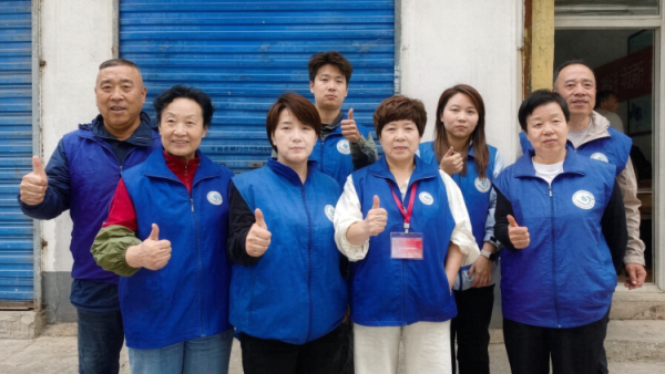 爱滋润人心----长治市小雨点公益志愿者协会八名志愿者如约而至来到了雨花斋二部为那里的老人们义务帮厨义务理发