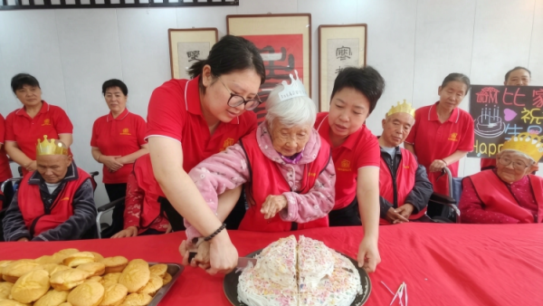 岁岁常欢愉年年皆安康----太原市杏花岭区比家美慈爱养护院老人九月集体生日会暖心举办寿星们闭上眼睛许下美好的心愿现场满是喜悦的氛围