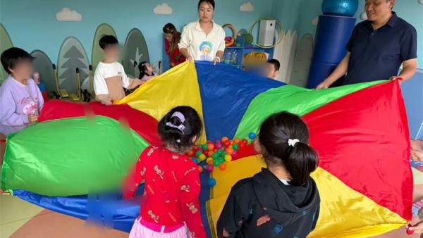 感谢留学韩国的郭娜娜博士专程来到太原市灵星社区服务中心为孩子们示范指导感统课为孩子们捐赠平衡触觉板和彩虹伞等感统器材