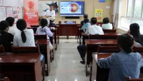 太原市平阳路街道滨东社区联合山西爱尔眼科医院开展免费眼健康普查志愿服务活动把专业眼科诊疗服务送到居年民家门口进一步提升了辖区居民的获得感与幸福感