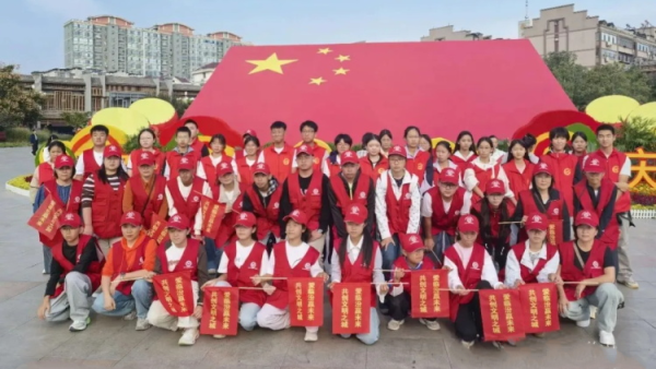 国庆在岗护文明志愿红点亮临汾城----临汾市文明交通志愿者协会组织开展国庆文明志愿服务专项行动国庆期间全程协助交警维护交通秩序主动引导车辆礼让行人全力保障道路交通安全畅通