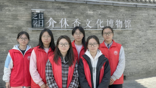 守护文脉献礼国庆|介休市北关街道彦博路社区志愿者协会在香文化博物馆志愿服务志愿者认真维护场馆秩序礼貌提醒游客文明观展让游客沉浸式感受介休香文化魅力