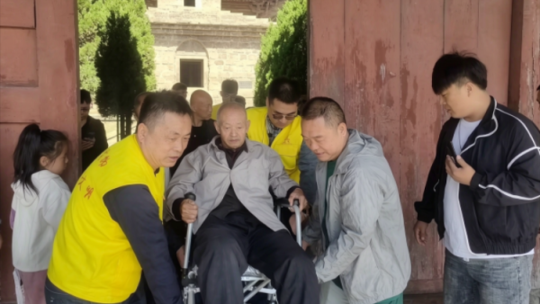 长治市崇庆寺里的暖心志愿微光长治市文物服务中心志愿者豆豆、常征与董晓丹老师在崇庆寺驻守义务讲解的第三天志愿者们用热忱把古寺的秋日烘得格外暖