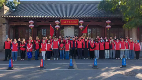 古城志愿暖旅途温情服务迎宾客----忻府区红色志愿服务队坚守忻州古城志愿服务岗位直奔泰山庙投入志愿服务工作文明引导游客游览安全