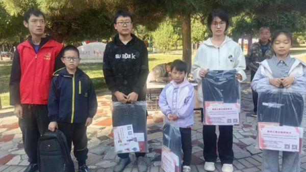 阳光长治相伴成长｜双机构联动2026年10月5日长治市阳光困境儿童帮扶协会开展国庆暖心帮扶守护困境儿童快乐过节将崭新的成长礼包送到孩子们手中亲切与孩子们谈心交流叮嘱孩子们好好学习