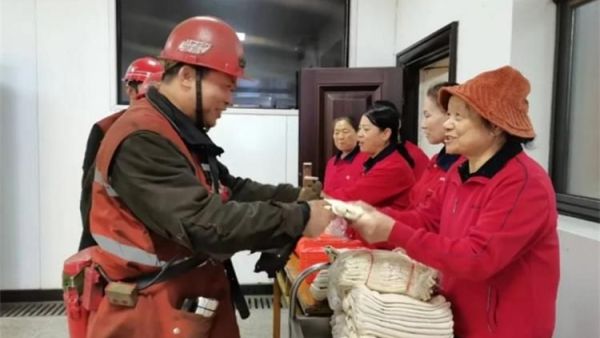 情暖中秋送关怀井口慰问沁人心----山西焦煤西山煤电马兰矿太原工会女工部在井口组织开展慰问活动太原好人陈腊英带领姐妹们把鞋垫布袜子手套等慰问品递到矿工手中送上节日的问候