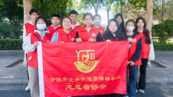 志愿微光汇暖流十一假期共前行----介休市北关街道彦博路社区志愿者协会围绕游客接待、旅游路线咨询、特产推荐、免费发放城市地图、现场秩序引导等内容为来介休的游客提供暖心服务