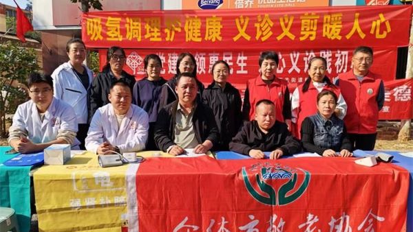 志愿服务进社区健康活动暖人心----介休市敬老协会2026年10月9日在西关街道绵山北街社区正达怡苑小区为社区所有老人爱心理发义诊等多项贴心服务让每一位老人都能被温柔以待