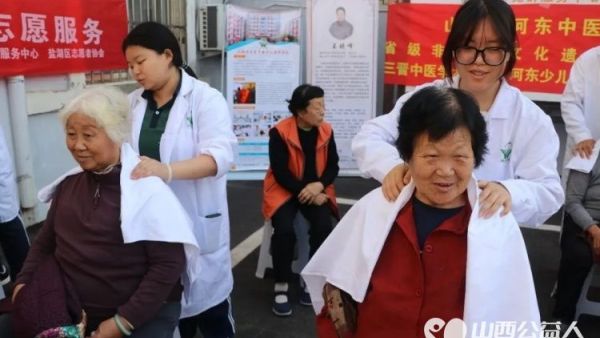 盐湖区志愿者协会走进府西街社区开展情暖重阳志愿服务爱心义诊爱心推拿爱心理发等服务区域以丰富多彩的形式为老年居民送去关怀与温暖吸引众多社区群众热情参与